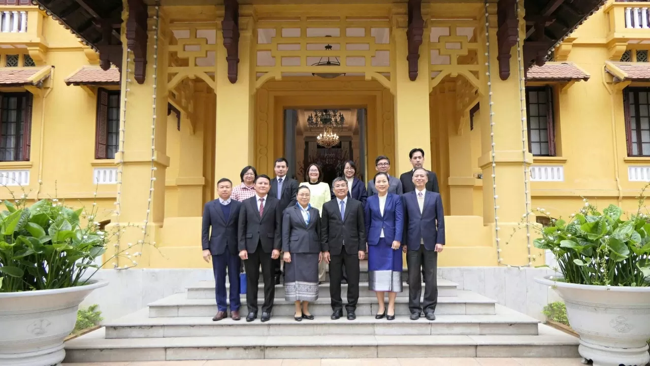 Thứ trưởng Thường trực Nguyễn Minh Vũ chụp ảnh lưu niệm cùng Đại sứ (Ảnh: Thành Long) Thứ trưởng Thường trực Nguyễn Minh Vũ chụp ảnh lưu niệm cùng Đại sứ (Ảnh: Thành Long)