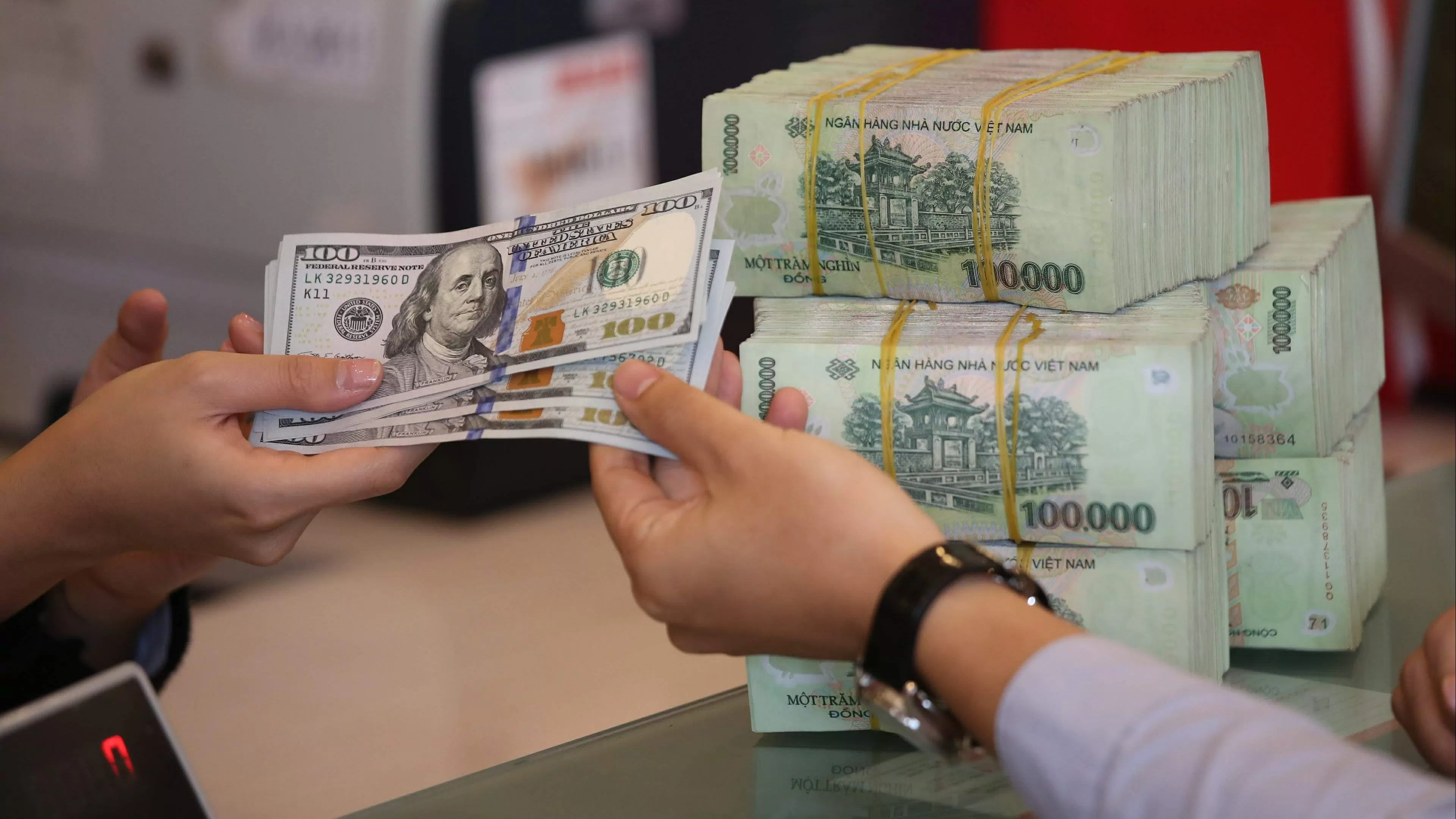 Tỷ giá ngoại tệ, tỷ giá USD/VND hôm nay 23/4: Đồng USD 'vực dậy' từ đáy ba năm