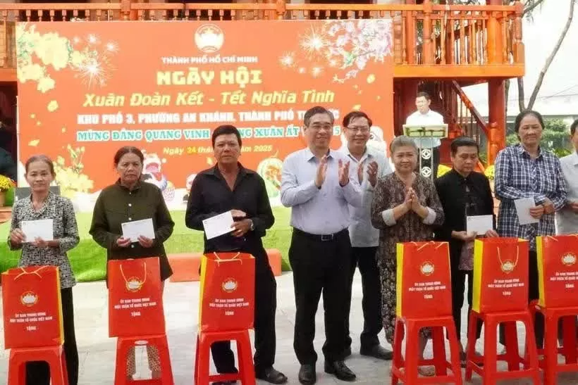 HCM City presents Tet gifts worth 110 billion VND to poor, policy beneficiaries