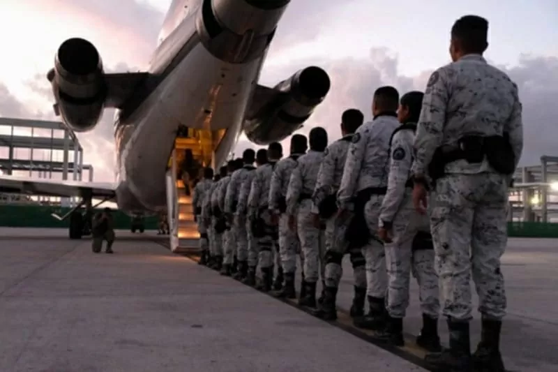 Các thành viên lực lượng Vệ binh quốc gia Mexico lên máy bay đến biên giới Mỹ ngày 4/2. (Nguồn: Reuters)