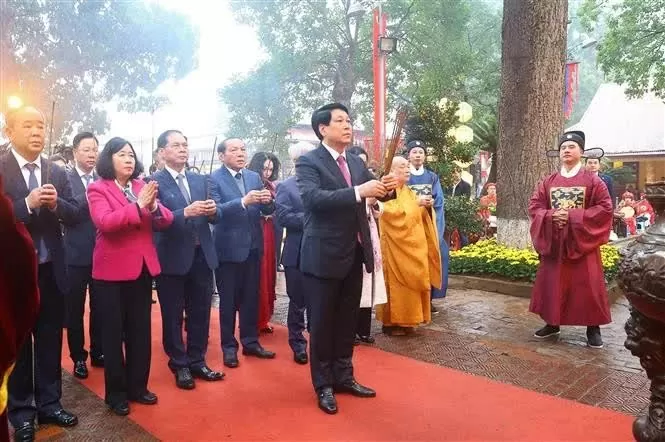 State leader offers incense to kings at Thang Long Imperial Citadel