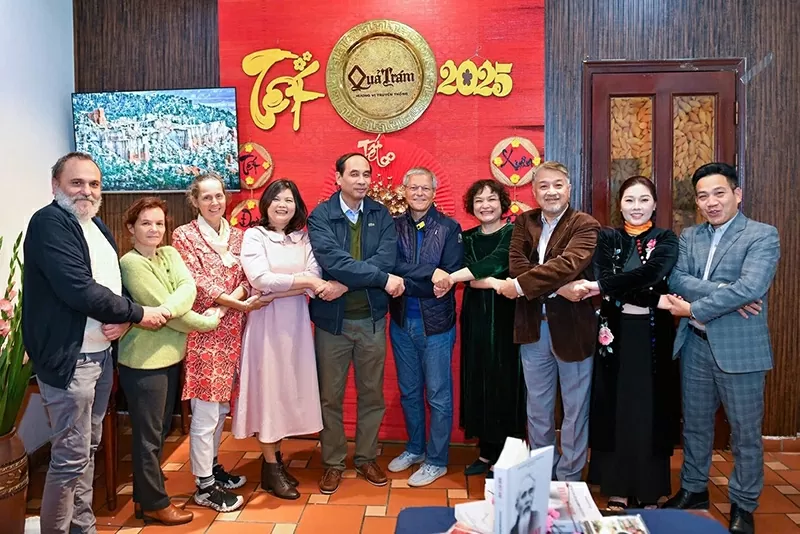 Nguyên Thủ tướng Romania cùng phu nhân, Viện sĩ Đào Thế Anh và một số thành viên trong buổi gặp gỡ thân mật.