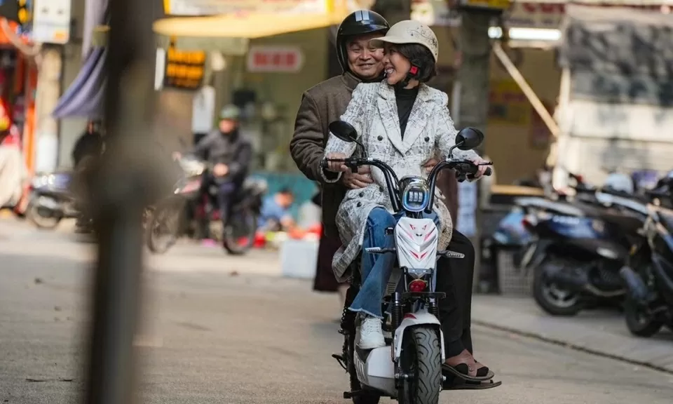 Nghệ sĩ Xuân Hinh giới thiệu vai diễn của Thu Trang là cô con dâu người miền Nam dễ thương của anh. Hai diễn viên lần đầu hợp tác, có nhiều cảnh diễn chung.