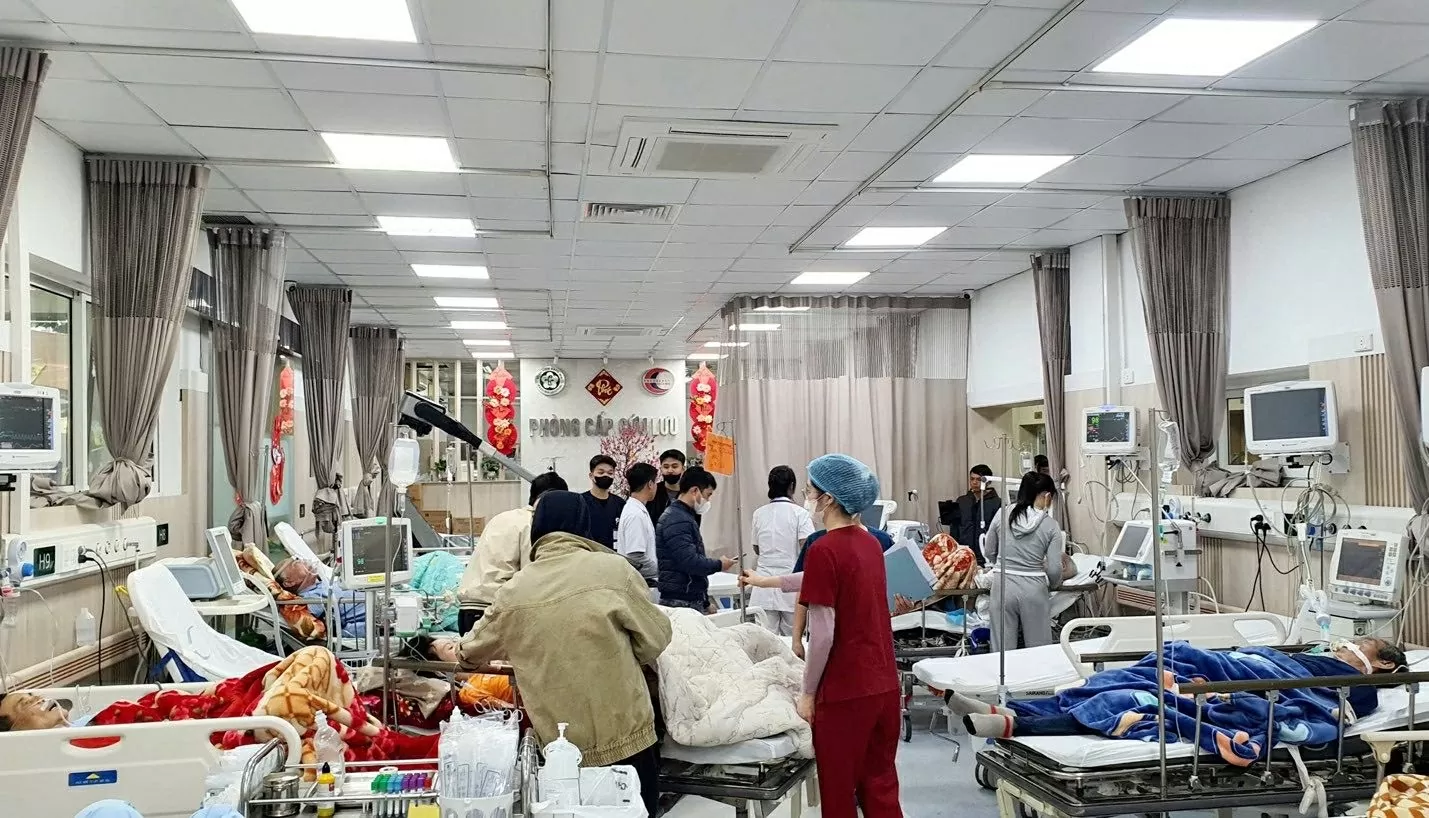 Bệnh nhân vào cấp cứu tại Bệnh viện Bạch Mai trong dịp Tết. Ảnh: BVCC.