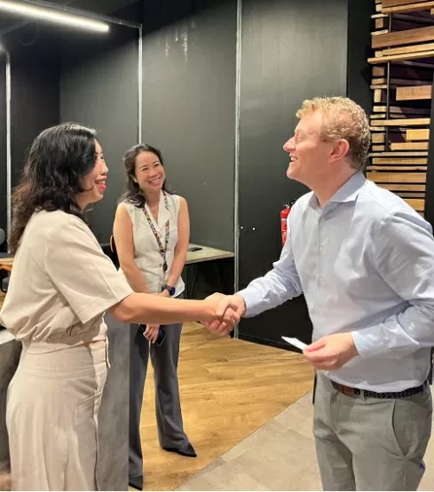 Thứ trưởng Ngoại giao gặp gỡ kiều bào là chuyên gia, trí thức, học giả người Việt Nam tại Singapore Thứ trưởng Ngoại giao gặp gỡ kiều bào là chuyên gia, trí thức, học giả người Việt Nam tại Singapore