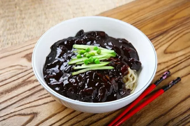 Những người độc thân Hàn Quốc thường ăn jajangmyeon vào ngày Valentine Đen 14/4. (Ảnh: Getty Images/iStockphoto)
