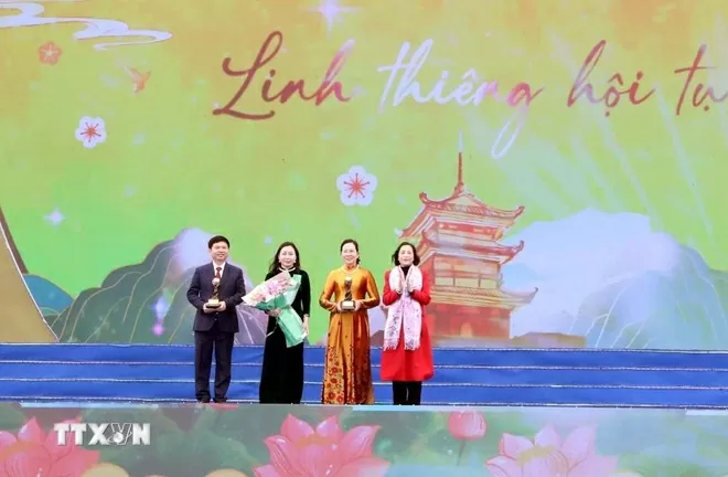 Phó Chủ tịch Quốc hội Nguyễn Thị Thanh dự Lễ khai hội chùa Tam Chúc Phó Chủ tịch Quốc hội Nguyễn Thị Thanh dự Lễ khai hội chùa Tam Chúc