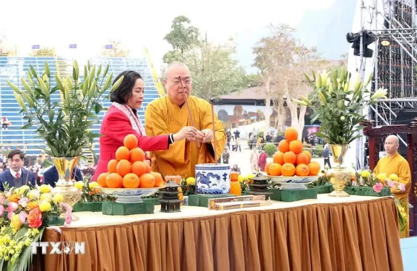 Phó Chủ tịch Quốc hội Nguyễn Thị Thanh dâng hương thực hiện nghi lễ cầu quốc thái dân an.
