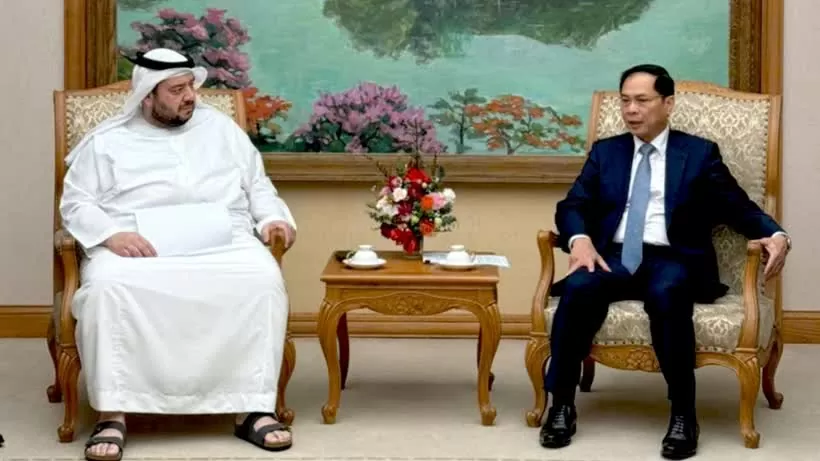 Deputy PM Bui Thanh Son (R) meets with UAE Minister of Investment Mohamed Alsuwaidi in Hanoi on February 8. (Photo: VNA