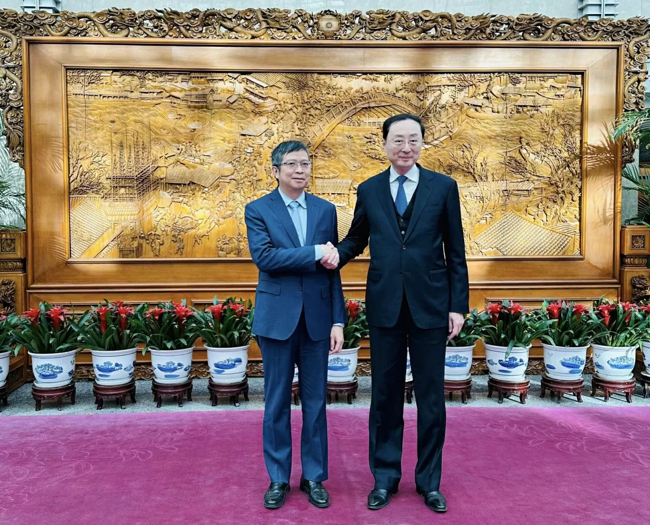 Đại sứ Phạm Thanh Bình chào xã giao Thứ trưởng Ngoại giao Trung Quốc Tôn Vệ Đông Đại sứ Phạm Thanh Bình chào xã giao Thứ trưởng Ngoại giao Trung Quốc Tôn Vệ Đông