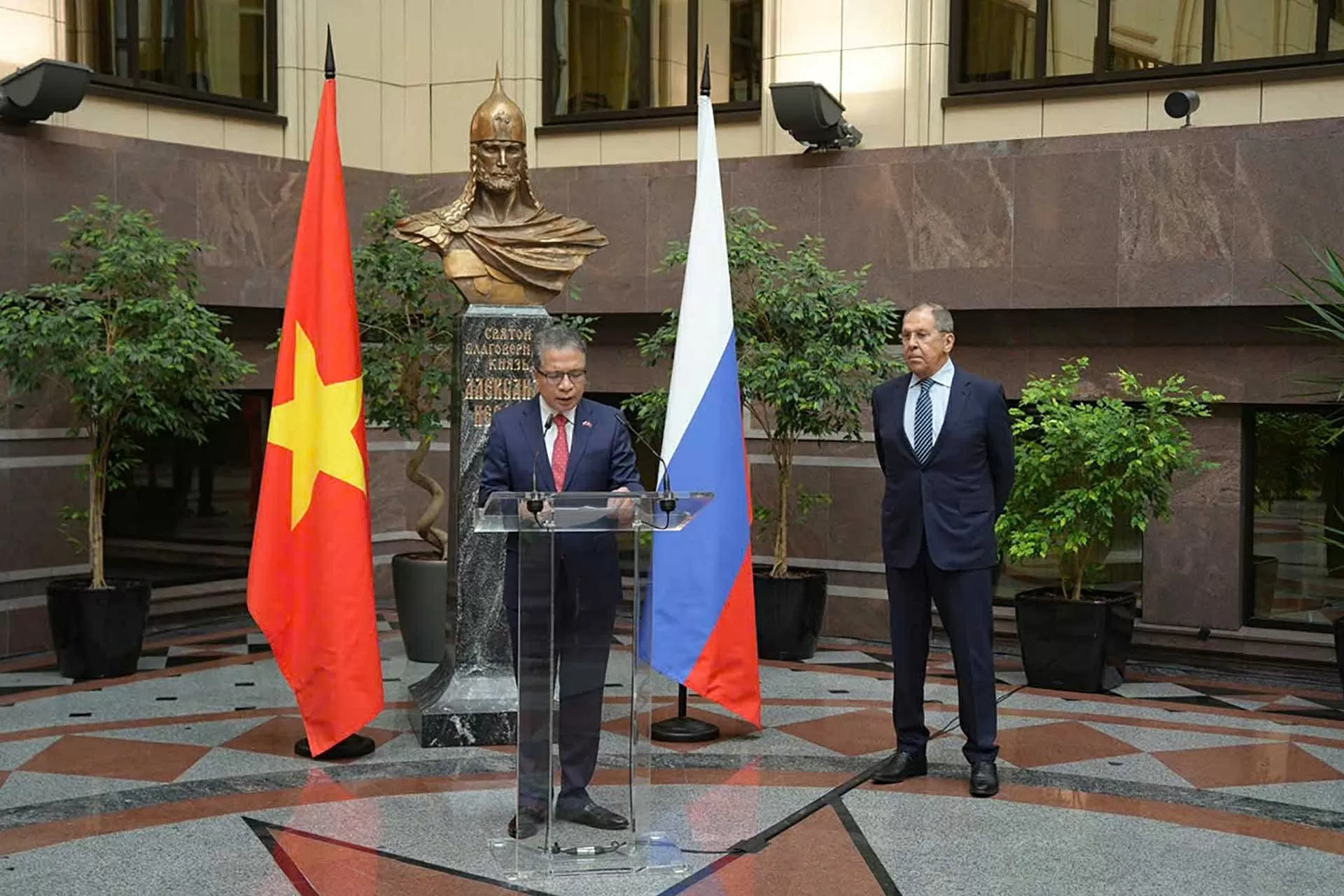 Vietnam-Russia friendship overcomes test of time: Russian FM at Exhibition of 75th Anniversary Of diplomatic ties