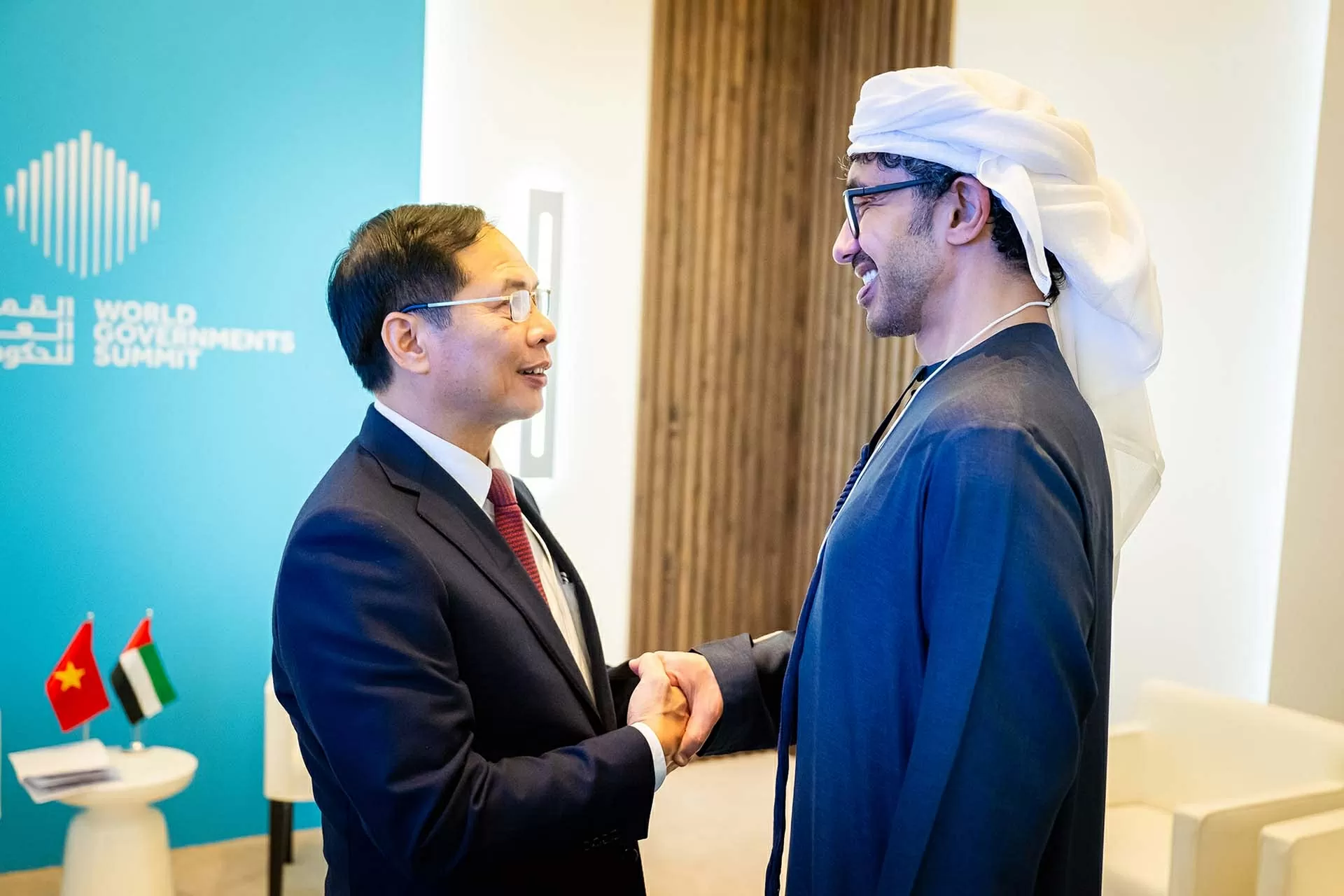 Phó Thủ tướng Bùi Thanh Sơn gặp Phó Thủ tướng kiêm Bộ trưởng Ngoại giao UAE Abdullah Bin Zayed Al Nahyan. (Nguồn: VGP)