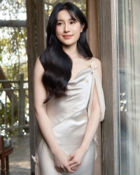 Bạn đời ca sĩ Vũ Cát Tường ưa thích những mẫu đầm lụa tôn dáng mảnh mai