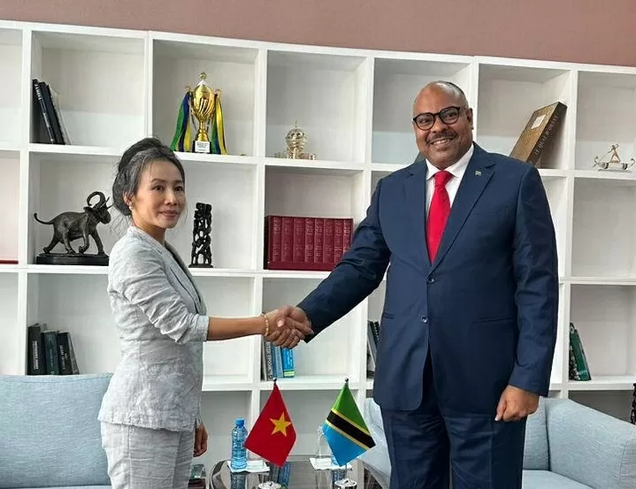 Đại sứ Vũ Thanh Huyền chào xã giao Bộ trưởng Ngoại giao và Hợp tác Đông Phi Tanzania Mahmoud Thabit Kombo.