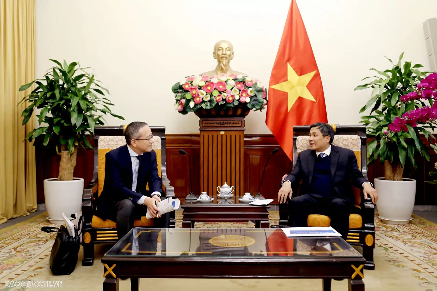 Thứ trưởng Thường trực Bộ Ngoại giao Nguyễn Minh Vũ tiếp Trưởng đại diện JETRO tại Việt Nam