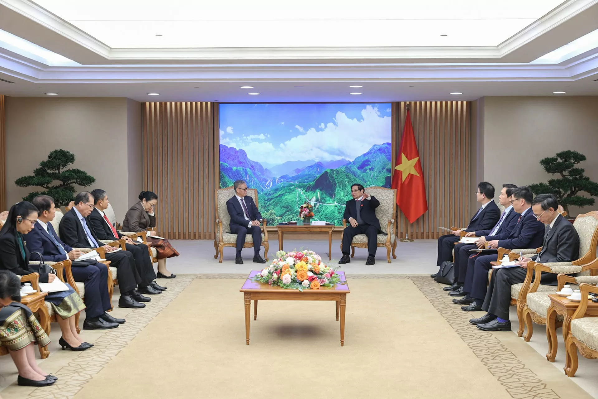 PM Pham Minh Chinh welcomes Lao Minister of Foreign Affairs Thongsavanh Phomvihane