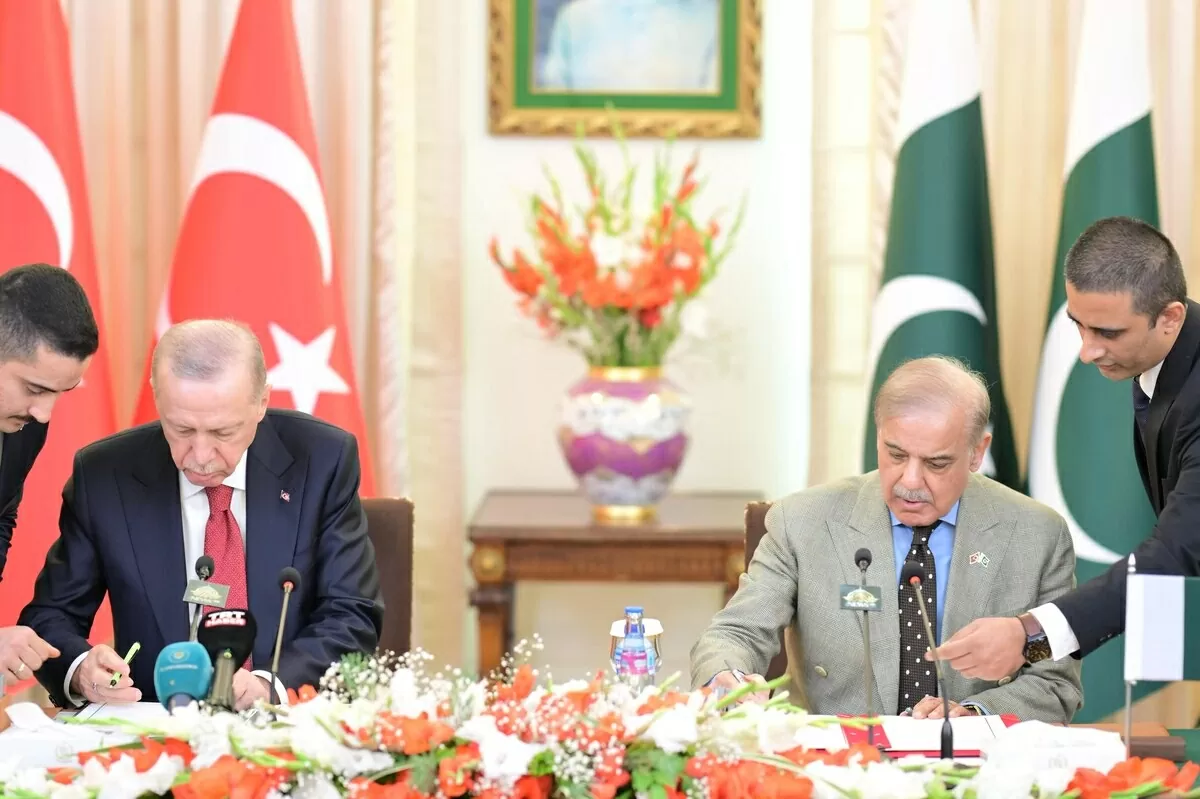 Tổng thống Thổ Nhĩ Kỳ Recep Tayyip Erdogan (trái) và Thủ tướng Pakistan Shehbaz Sharif ký tuyên bố chung về phiên lần thứ 7 của Hội đồng hợp tác chiến lược cấp cao Thổ Nhĩ Kỳ-Pakistan vào ngày 13/2/2025 tại Islamabad, Pakistan. (Nguồn: Văn phòng Thủ tướng Pakistan) Tổng thống Thổ Nhĩ Kỳ Recep Tayyip Erdogan (trái) và Thủ tướng Pakistan Shehbaz Sharif ký tuyên bố chung về phiên lần thứ 7 của Hội đồng hợp tác chiến lược cấp cao Thổ Nhĩ Kỳ-Pakistan vào ngày 13/2/2025 tại Islamabad, Pakistan. (Nguồn: Văn phòng Thủ tướng