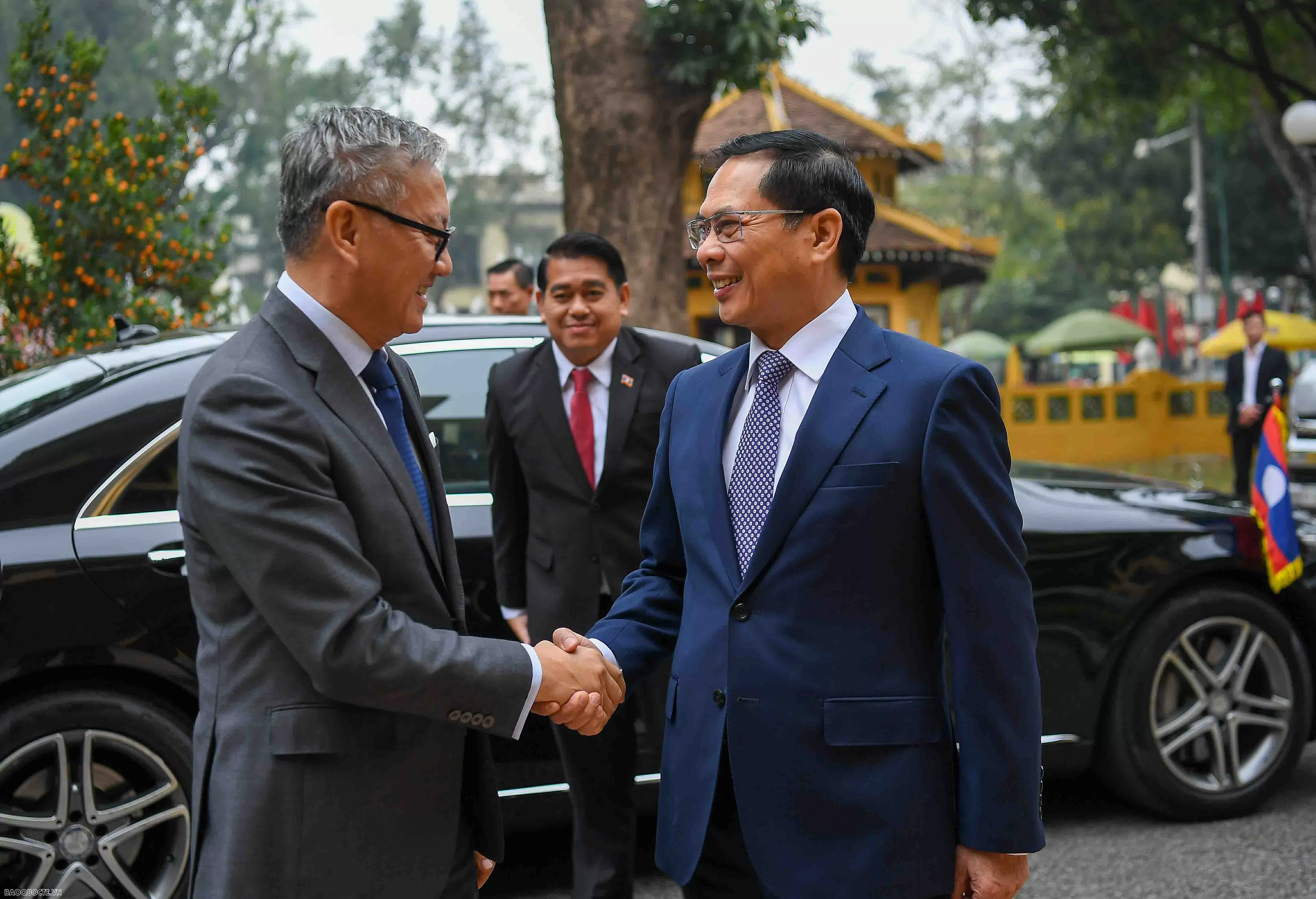Deputy PM, FM Bui Thanh Son welcomed Lao Foreign Minister Thongsavanh Phomvihane