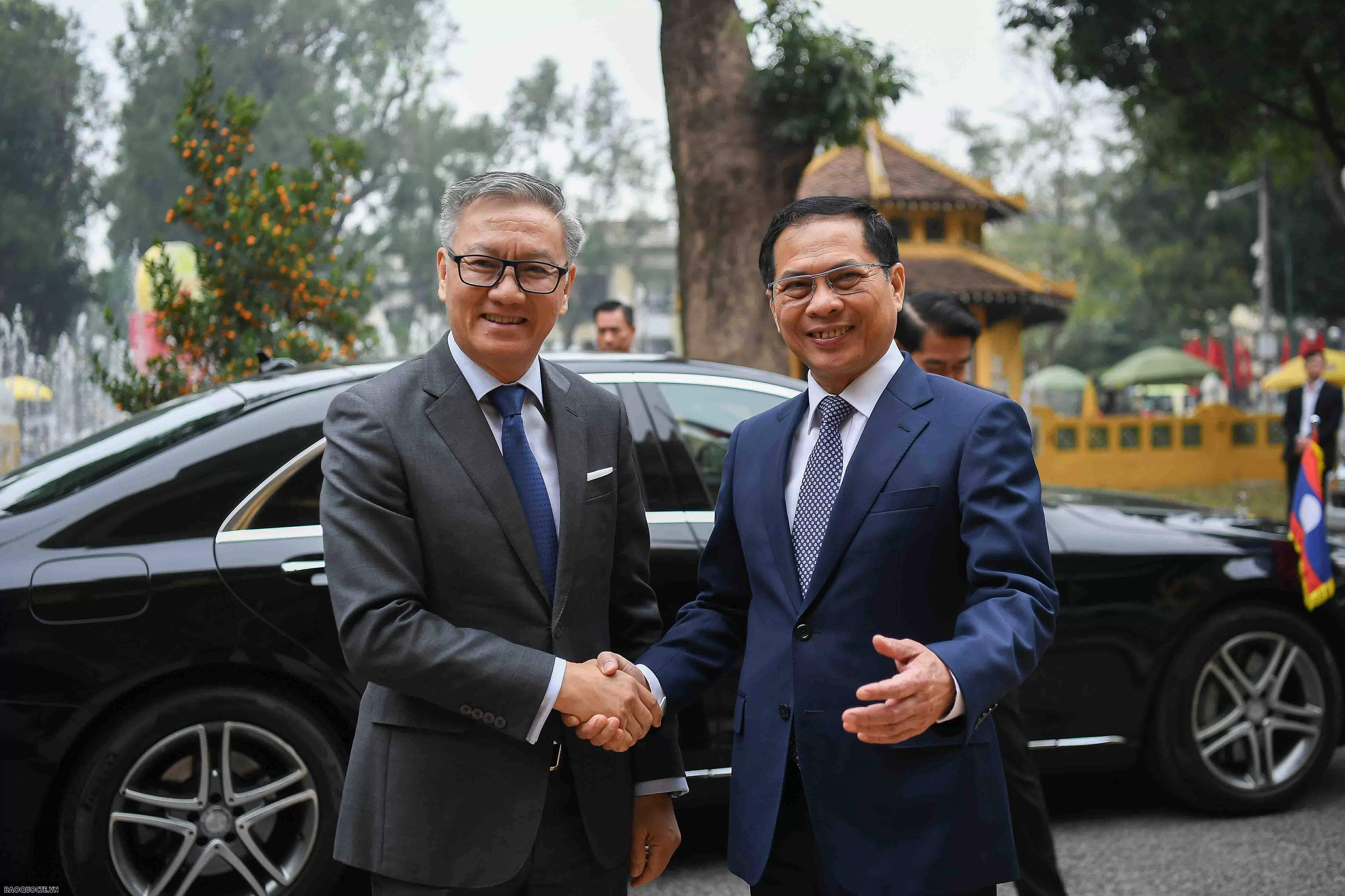 Deputy PM, FM Bui Thanh Son welcomed Lao Foreign Minister Thongsavanh Phomvihane