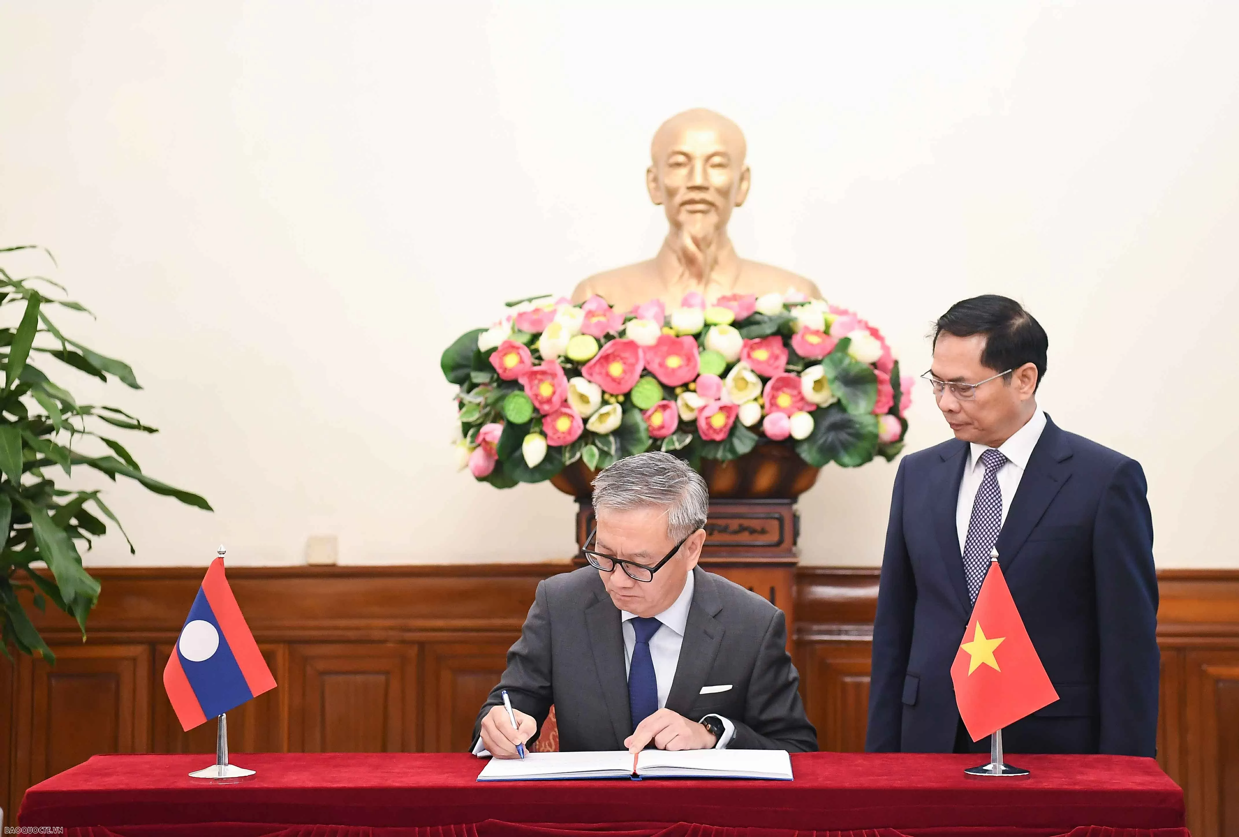 Deputy PM, FM Bui Thanh Son welcomed Lao Foreign Minister Thongsavanh Phomvihane