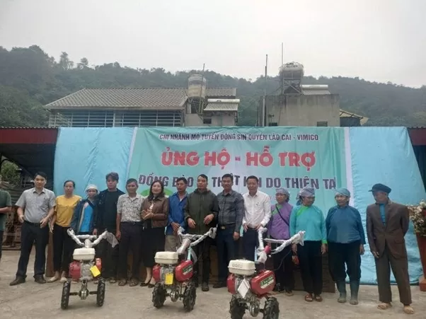 Chi nhánh Mỏ tuyển đồng Sin Quyền trao ủng hộ hỗ trợ đồng bào thiệt hại do thiên tai tại huyện Bát Xát. (Nguồn: Báo Pháp luật) Chi nhánh Mỏ tuyển đồng Sin Quyền trao ủng hộ hỗ trợ đồng bào thiệt hại do thiên tai tại huyện Bát Xát. (Nguồn: Báo Pháp luật)