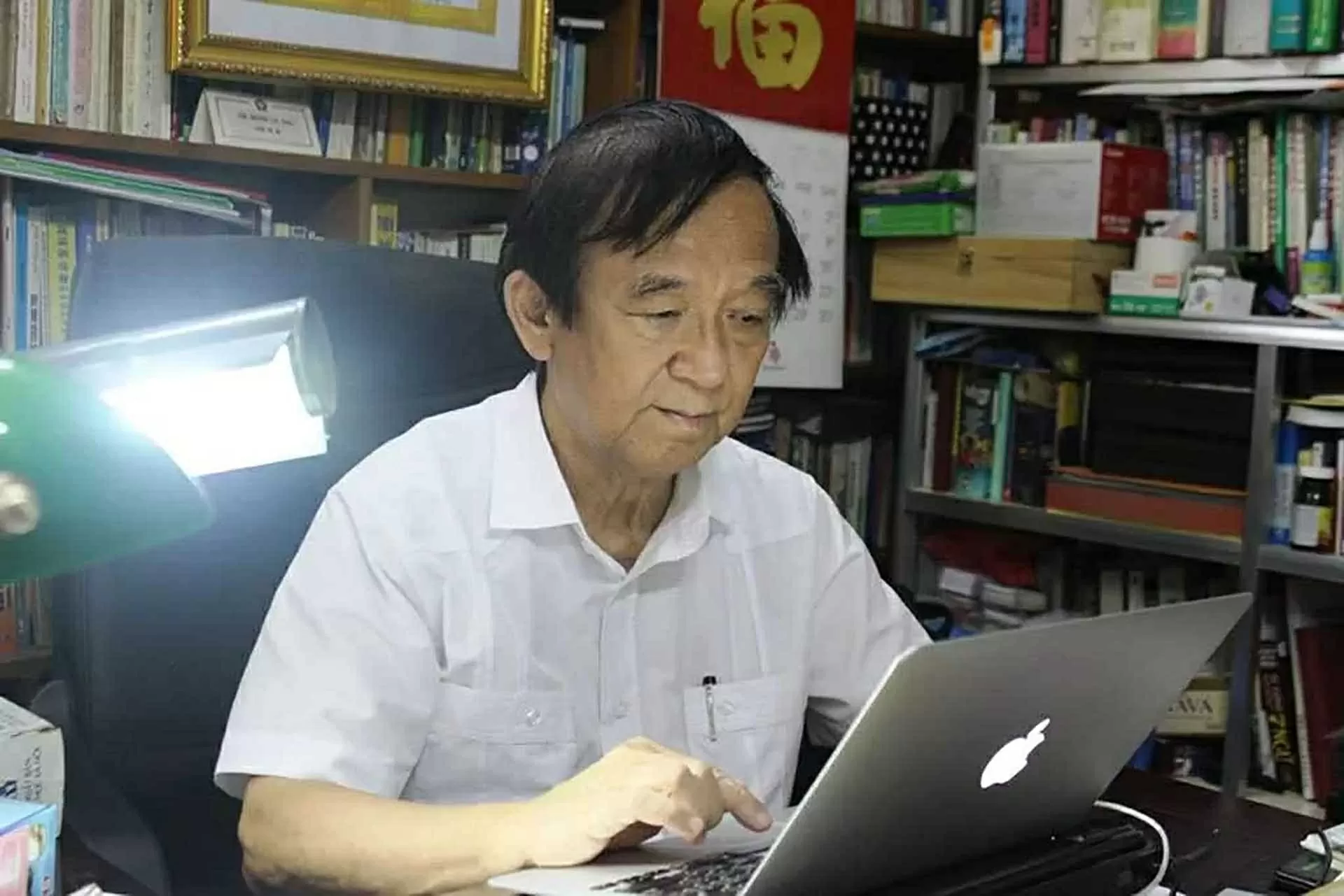GS. NGND. Nguyễn Lân Dũng.