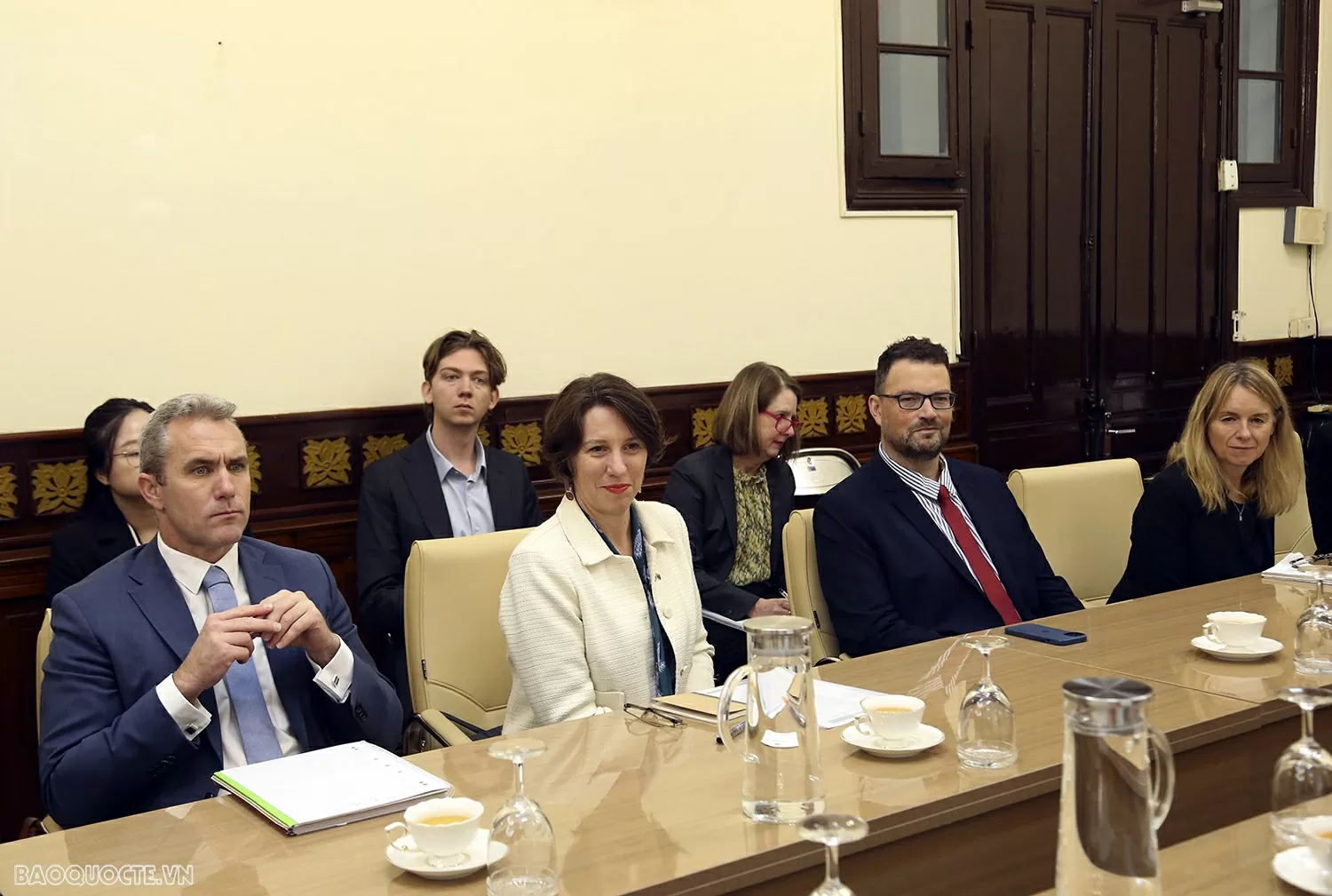 Bà Renee Deschamps, Đại biện Đại sứ quán Australiai dẫn đầu Đoàn biên tập viên báo chí cao cấp Australia thăm và làm việc tại Bộ Ngoại giao.