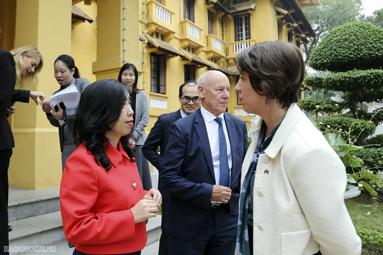 Thứ trưởng Ngoại giao Lê Thị Thu Hằng tiếp Đoàn biên tập viên báo chí cao cấp Australia do Bà Renee Deschamps, Đại biện Đại sứ quán Australia tại Hà Nội dẫn đầu.