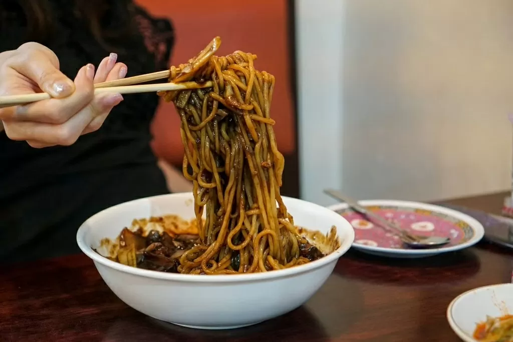 Vào Ngày Đen ở Hàn Quốc, những người độc thân sẽ mặc đồ đen và ăn mì với nước sốt đậu đen. Ảnh: Shutterstock