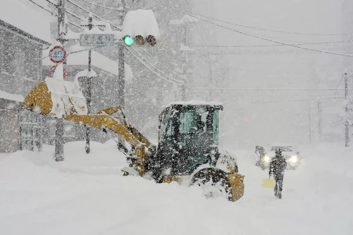Nhật Bản: Hokkaido bị tuyết trắng bao phủ lớp dày hàng mét