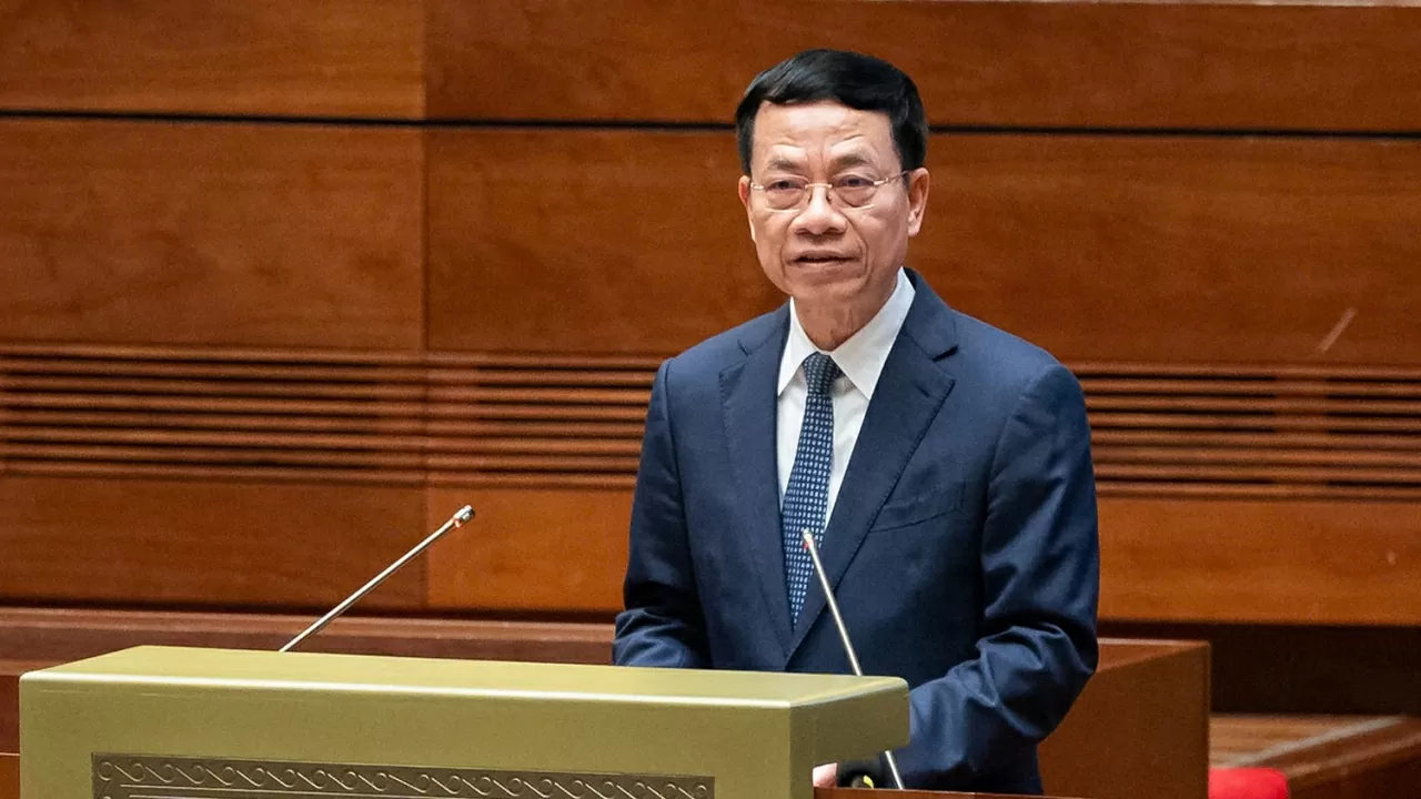 Bộ trưởng Bộ Thông tin và Truyền thông Nguyễn Mạnh Hùng báo cáo tại Quốc hội. Bộ trưởng Bộ Thông tin và Truyền thông Nguyễn Mạnh Hùng báo cáo tại Quốc hội.