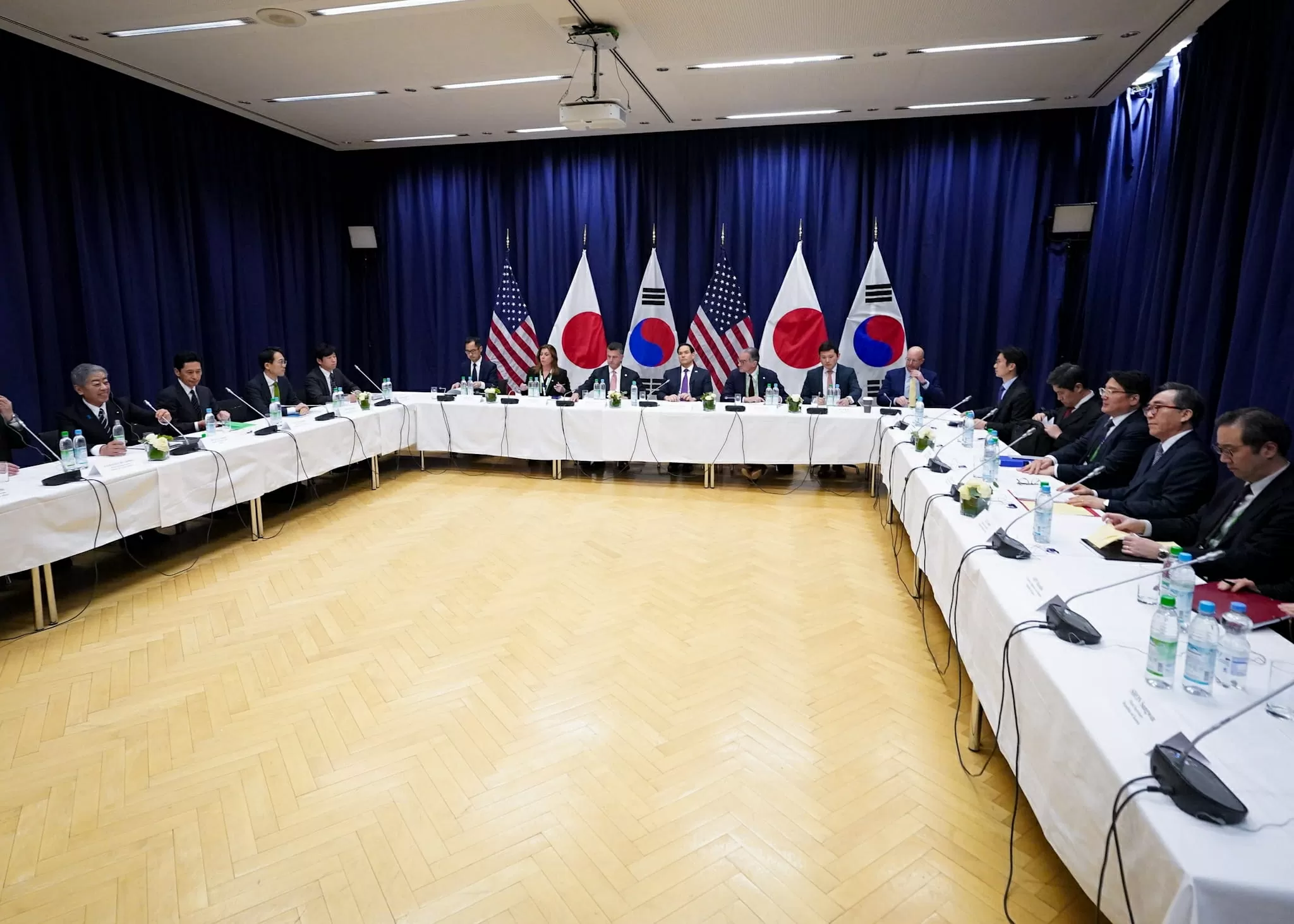Lần đầu tiên chính quyền Tổng thống Mỹ Donald Trump tiếp xúc 3 bên với hai đồng minh thân cận ở châu Á, nói gì về quyền Tổng thống Hàn Quốc? Lần đầu tiên chính quyền Tổng thống Mỹ Donald Trump tiếp xúc 3 bên với hai đồng minh thân cận ở châu Á, nói gì về quyền Tổng thống Hàn Quốc?