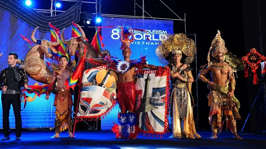 Hưng Nguyễn cùng dàn thí sinh Mister Tourism World 2025 trình diễn trang phục dân tộc