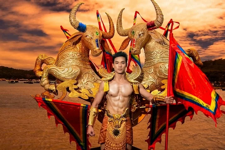 Hưng Nguyễn cùng dàn thí sinh Mister Tourism World 2025 trình diễn trang phục dân tộc