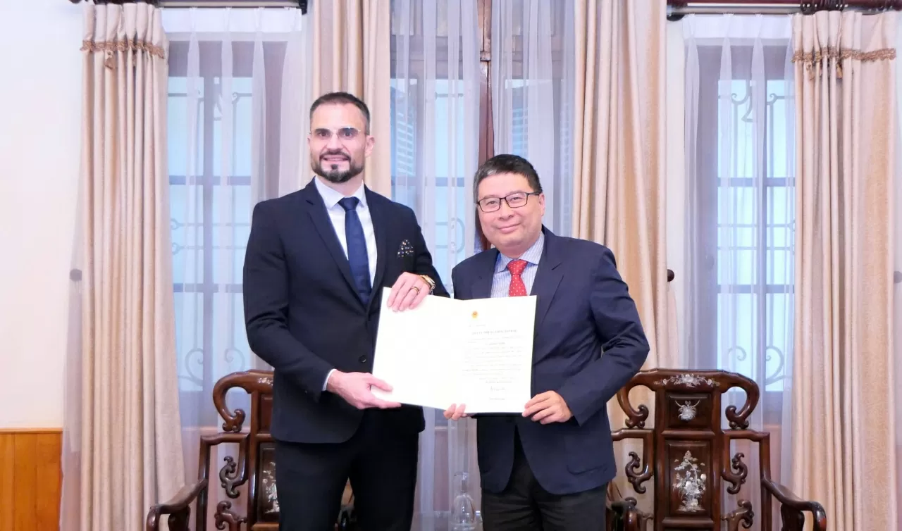 Cục trưởng Cục Lãnh sự Doãn Hoàng Minh đã trao Giấy Ủy nhiệm Lãnh sự danh dự cho ông Marko Moric, Lãnh sự danh dự của Việt Nam tại Zagreb, Cộng hòa Croatia.