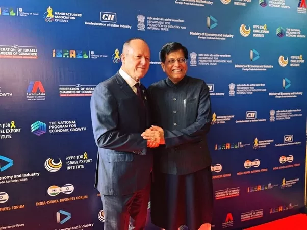 Bộ trưởng Kinh tế Israel Nir Barkat và Bộ trưởng Công Thương Ấn Độ Piyush Goyal. (Nguồn: PTI) Bộ trưởng Kinh tế Israel Nir Barkat và Bộ trưởng Công Thương Ấn Độ Piyush Goyal. (Nguồn: PTI)