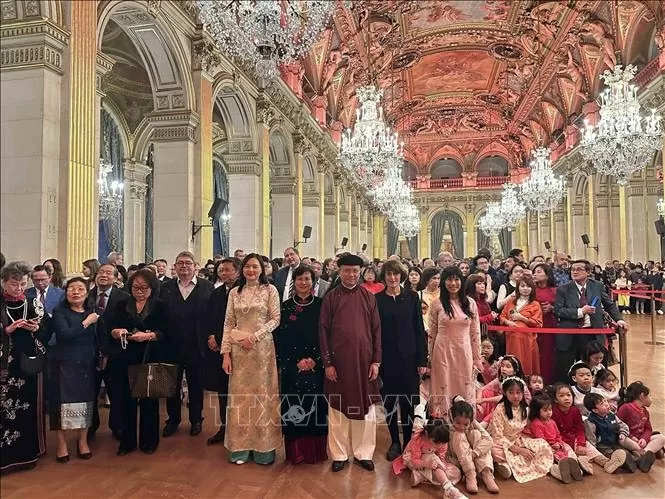 Tết cộng đồng Việt Nam tại Tòa thị chính Paris, Pháp Tết cộng đồng Việt Nam tại Tòa thị chính Paris, Pháp