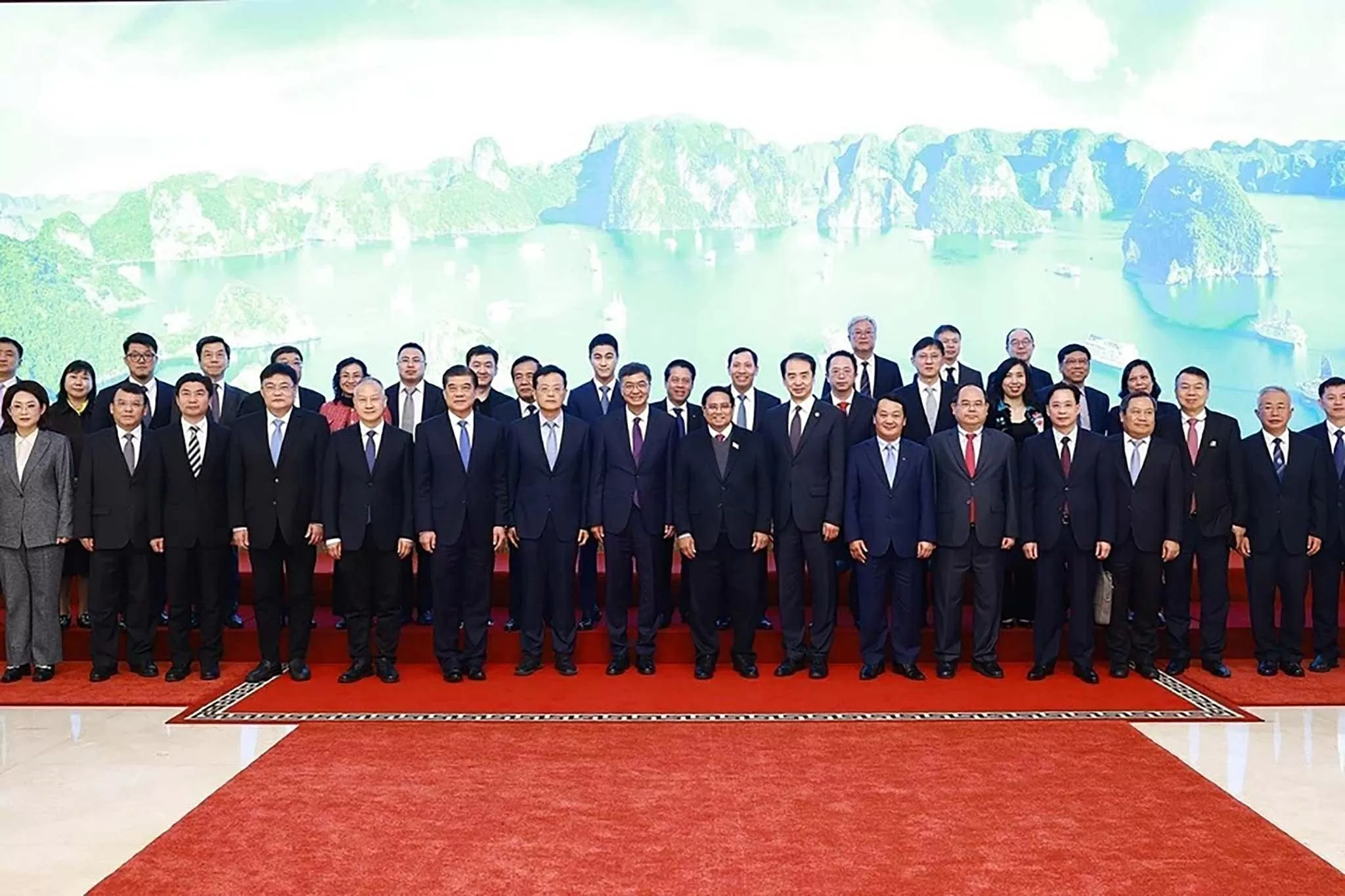 PM Pham Minh Chinh receives Party Secretary of China's Guangxi Chen Gang