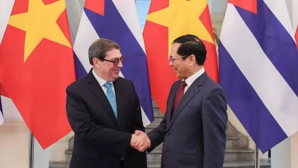 Vietnam, Cuba Foreign Ministers hold talks discussing measures to further enhance bilateral cooperation