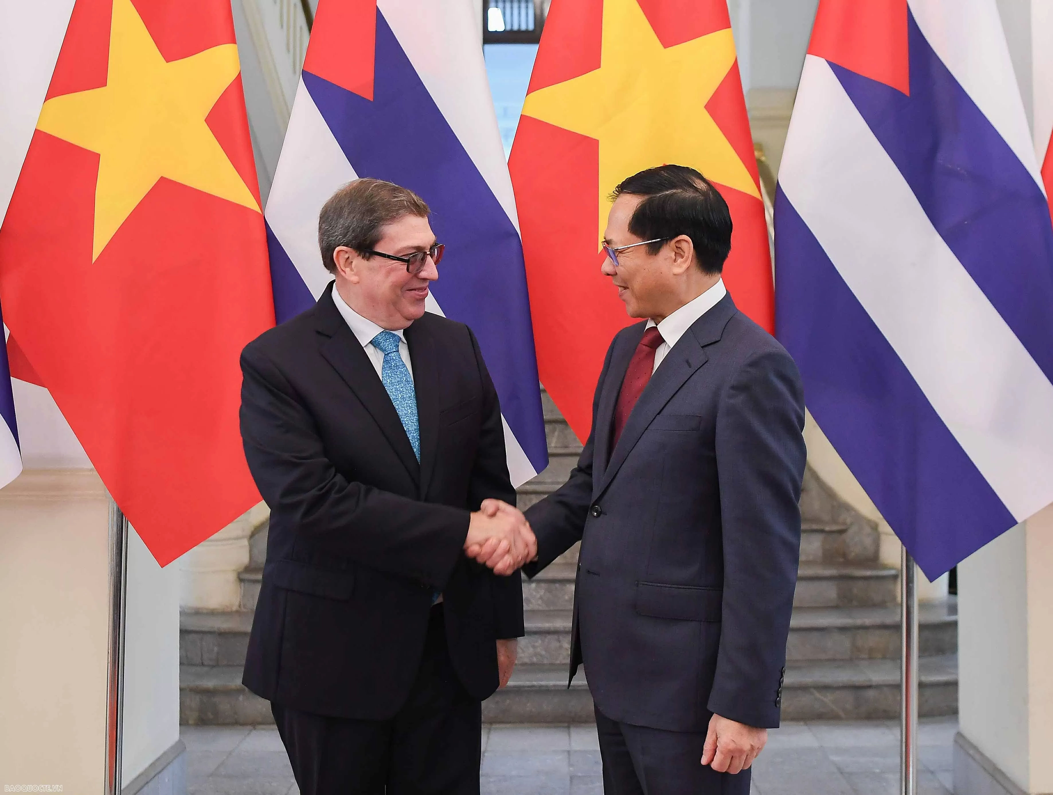 Vietnam, Cuba Foreign Ministers hold talks discussing measures to further enhance bilateral cooperation