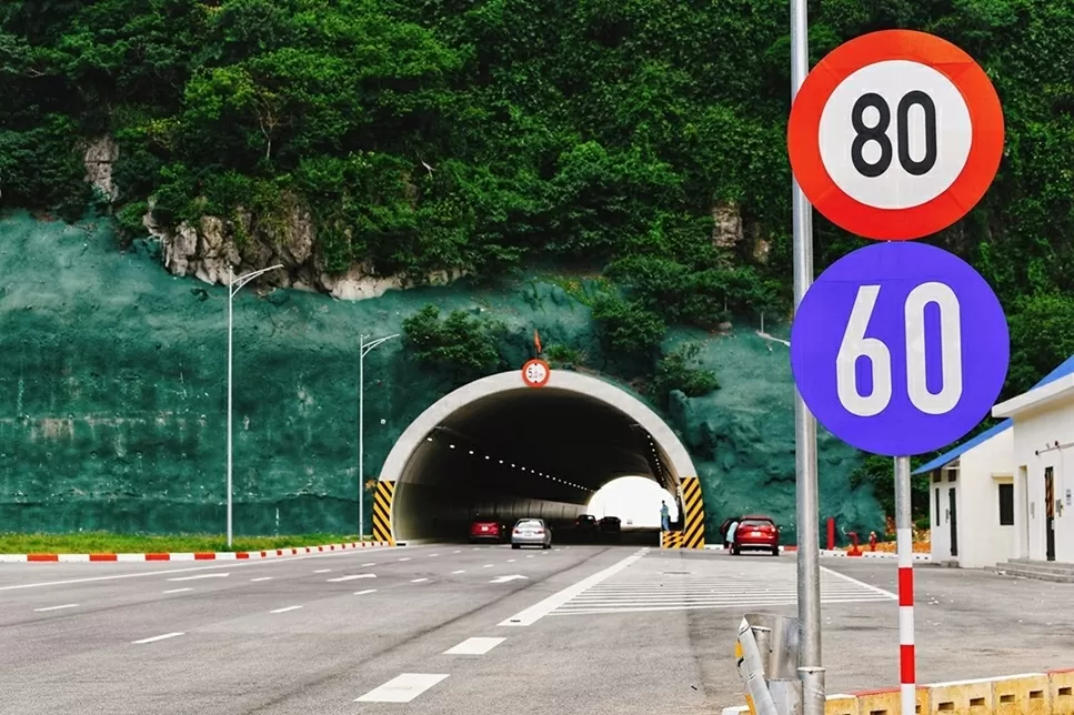 Tránh nguy cơ tiềm ẩn khi lái xe trên đường cao tốc