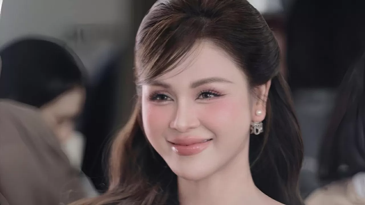 Diễn viên Lương Thu Trang khoe nhan sắc rạng rỡ