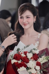 Diễn viên Lương Thu Trang khoe nhan sắc rạng rỡ