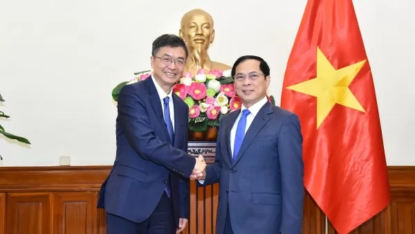 Deputy PM, FM Bui Thanh Son holds talks with Party Secretary of China's Guangxi Chen Gang