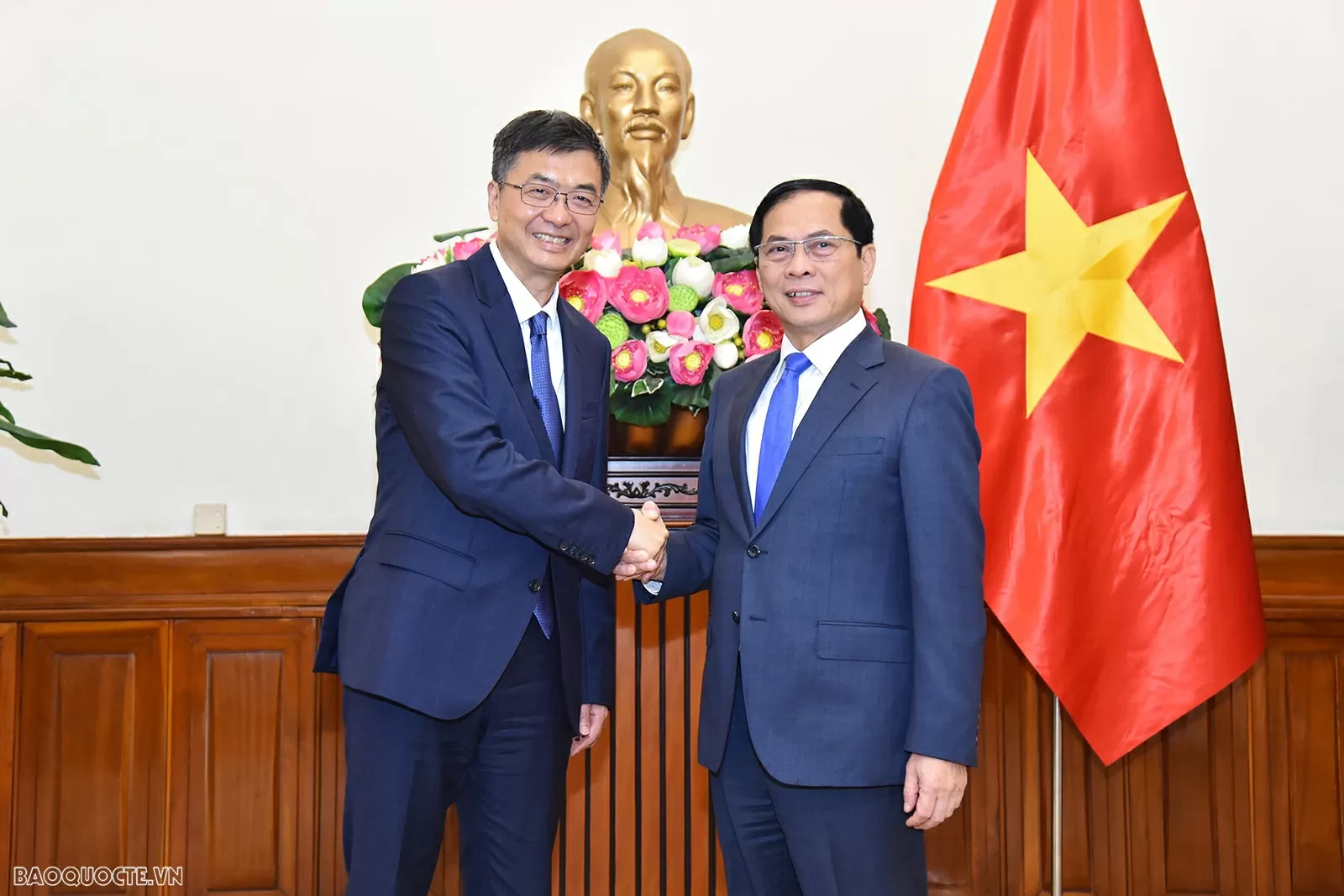 Bí thư Trần Cương bày tỏ vui mừng lần đầu tiên sang thăm Việt Nam, ấn tượng về sự phát triển của Việt Nam, đời sống người dân ấm no, hạnh phúc. Bí thư Trần Cương bày tỏ vui mừng lần đầu tiên sang thăm Việt Nam, ấn tượng về sự phát triển của Việt Nam, đời sống người dân ấm no, hạnh phúc.