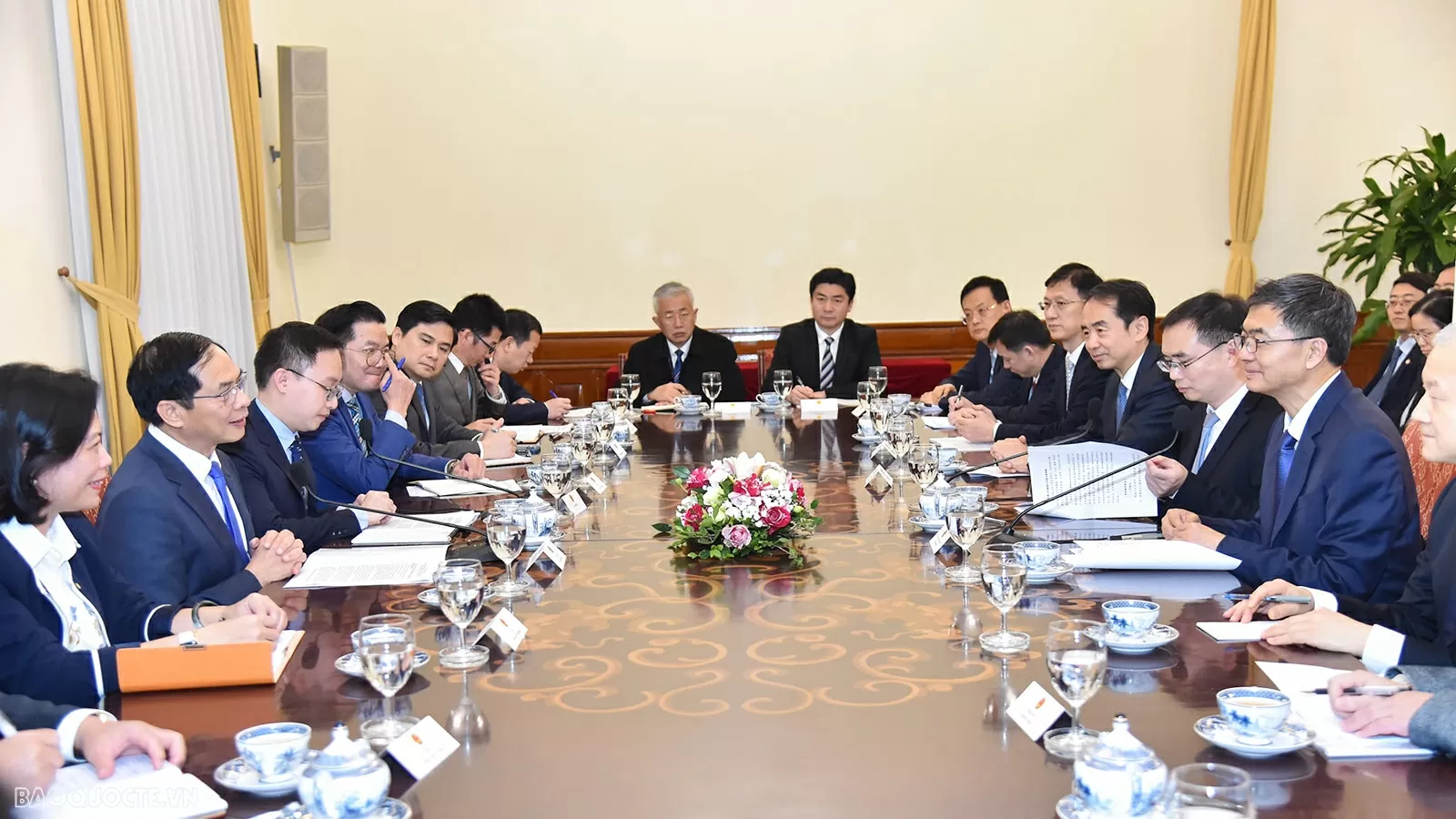 Deputy PM, FM Bui Thanh Son holds talks with Party Secretary of China's Guangxi Chen Gang