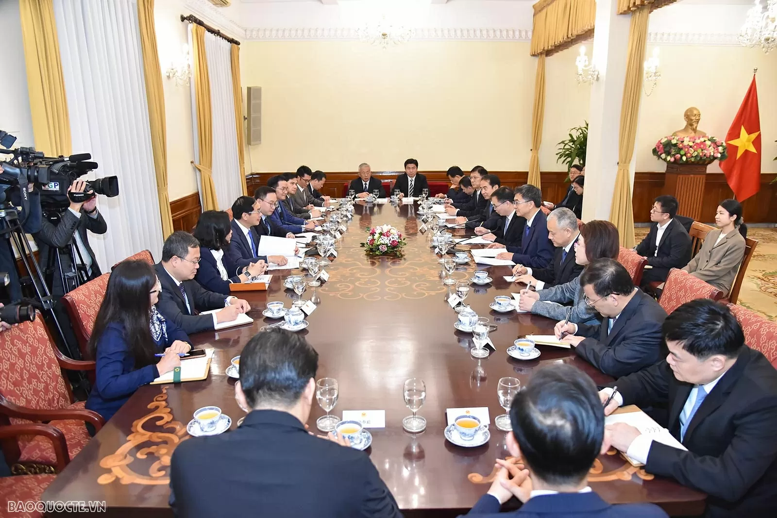 Bí thư Quảng Tây Trần Cương khẳng định tiềm năng hợp tác giữa Quảng Tây và các địa phương Việt Nam còn rất lớn; mong muốn hai bên đẩy mạnh kết nối giao thông, nhất là kết nối đường sắt; đẩy nhanh xây dựng “cửa khẩu thông minh” để nâng cao hiệu suất thông quan hàng hóa…