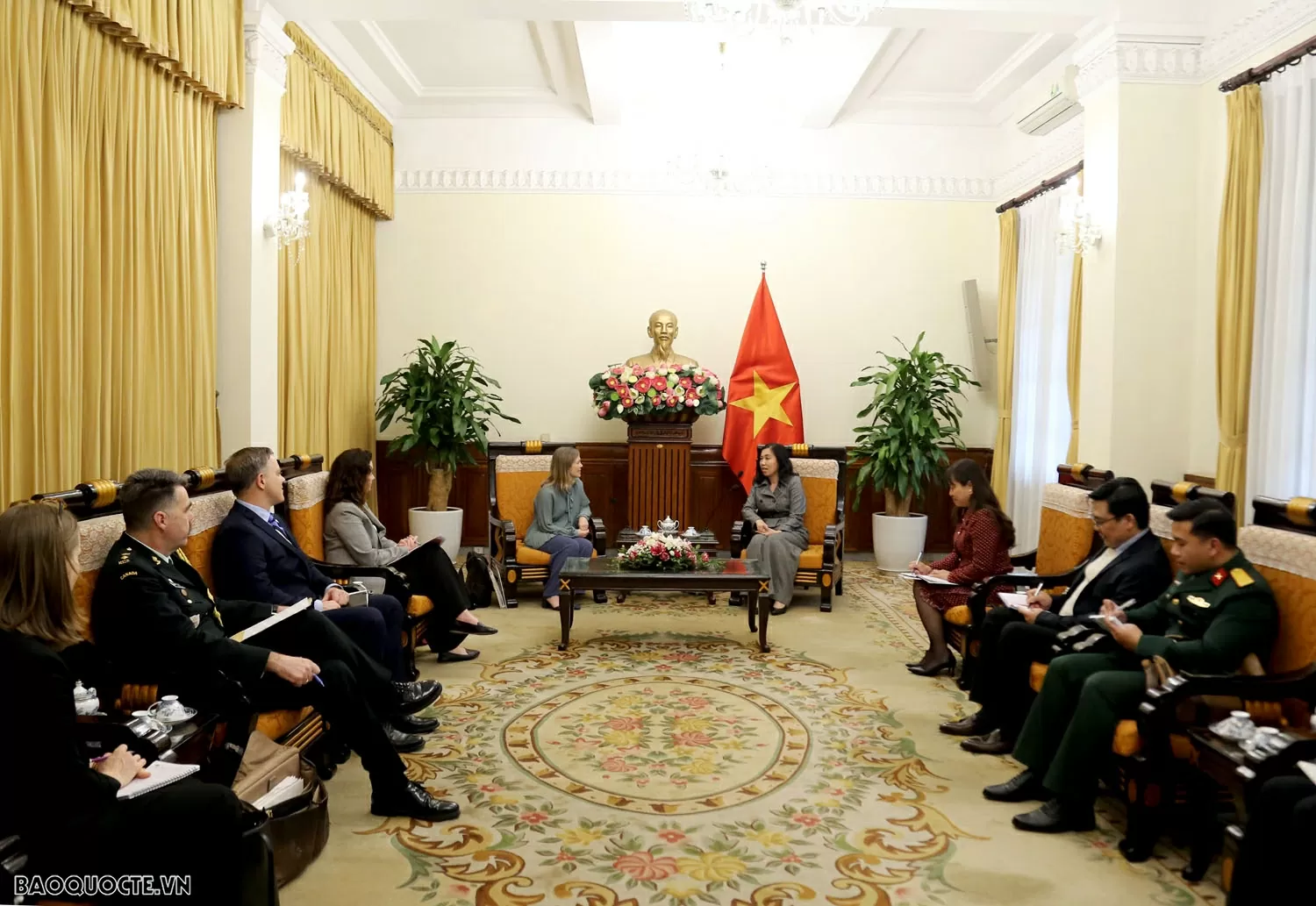 Deputy FM Le Thi Thu Hang welcomes Canadian Deputy Minister of National Defence Stefanie Beck