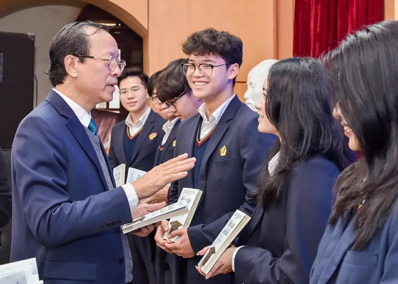 Deputy Minister of Education and Training Pham Ngoc Thuong presented books to foster a spirit of lifelong learning among Hanoi students. Deputy Minister of Education and Training Pham Ngoc Thuong presented books to foster a spirit of lifelong learning among Hanoi students.