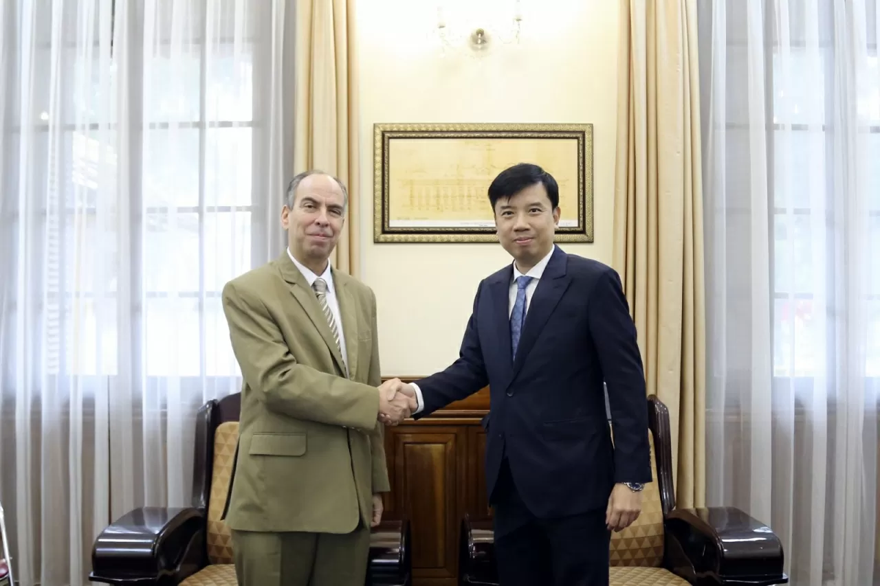 Cuban Ambassador Rogelio Polanco Fuentes works with The World and Vietnam Report, to promote Vietnam-Cuba Friendship Year 2025
